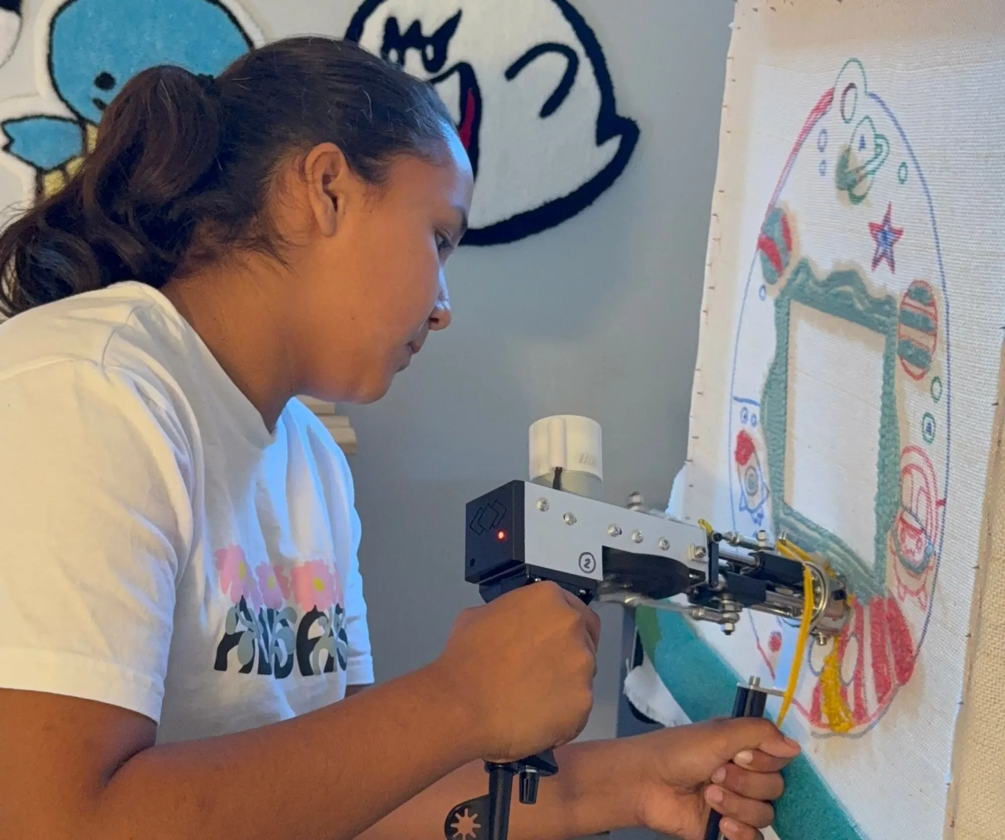 Une jeune artiste tufte un miroir coloré