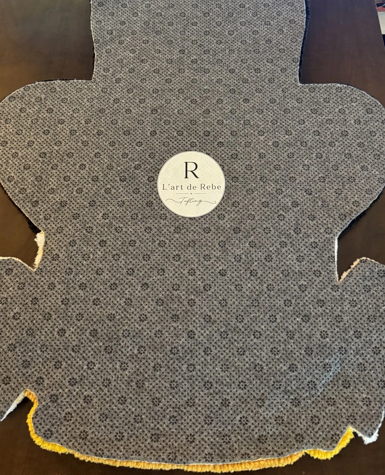 Endos antidérapant d’un tapis avec l’étiquette L’art de Rebe